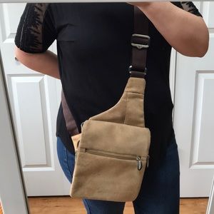 Travelon camel colored crossbody. Super comfy!